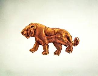 León caminando, ornamento de un dosel funerario